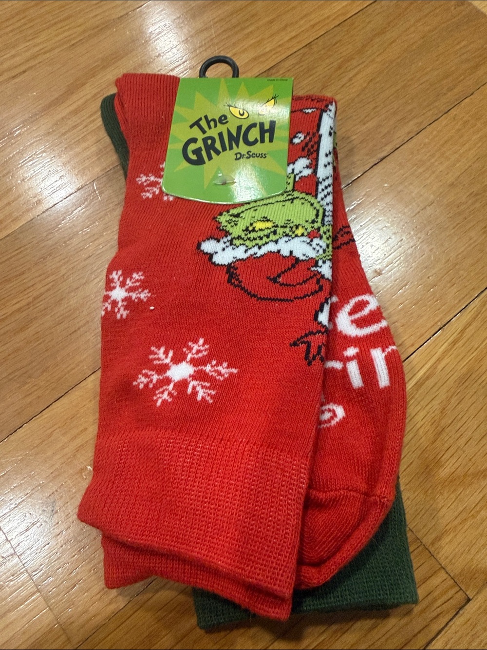 NWT The Grinch 2-pack of sock size 10-13 .